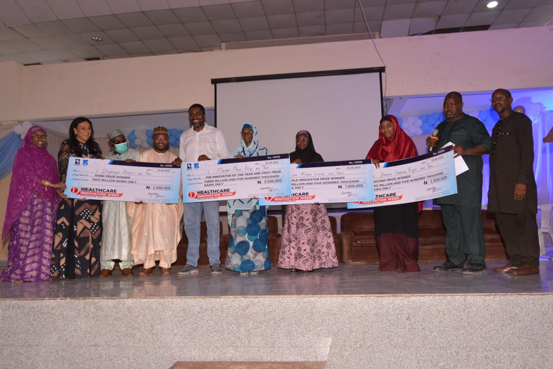 Pitching, she said, was to give the contestants a level playing ground to present their different innovative ideas in healthcare and at the end, a team of judges would listen Bayero University, Kano Official Bulletin ACEPHAP pitch competition winners in a group photograph with dignitaries